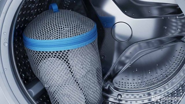 메쉬 소재 슬리퍼를 세탁 망에 넣은 사진. / 위키푸디