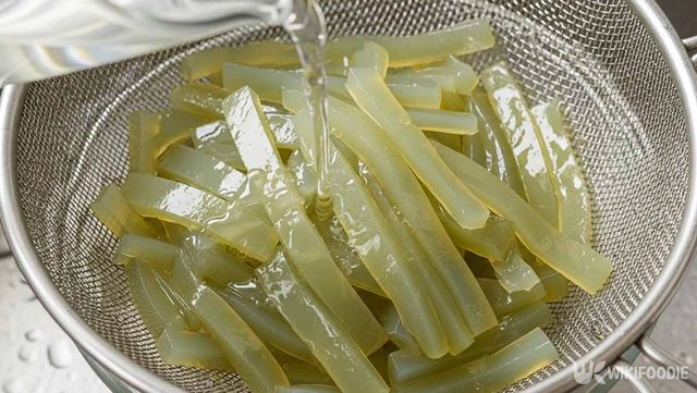 우뭇가사리 묵에 물을 붓고 있는 사진. / 위키푸디