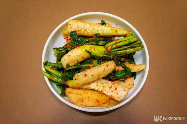 주 산지인 충청 지역이 수해를 입으며 열무 가격도 상승했다. / loveallyson-shutterstock.com