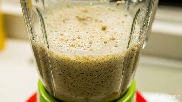 견과류를 넣어 갈고 있는 콩국 사진. / 위키푸디