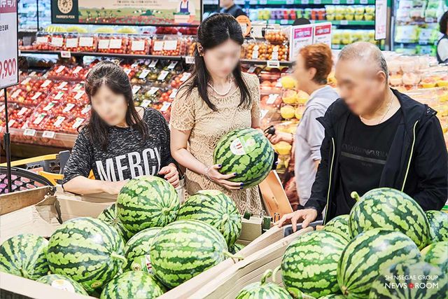 수박을 사는 소비자들 / 이마트
