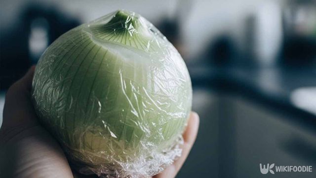양파에 랩을 감싼 사진. / 위키푸디