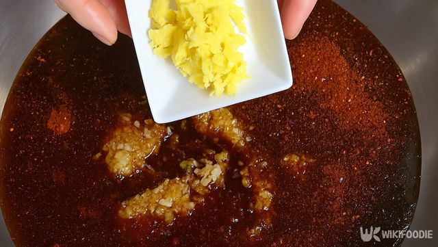 양념을 만드는 자료 사진. / 위키푸디