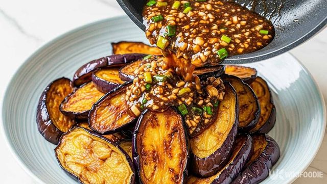 소스를 가지 튀김에 붓는 사진. / 위키푸디