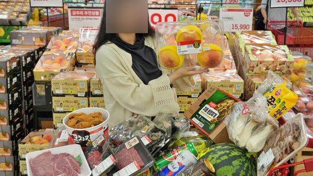 복숭아 할인 제품을 소개하는 사진. / 롯데마트