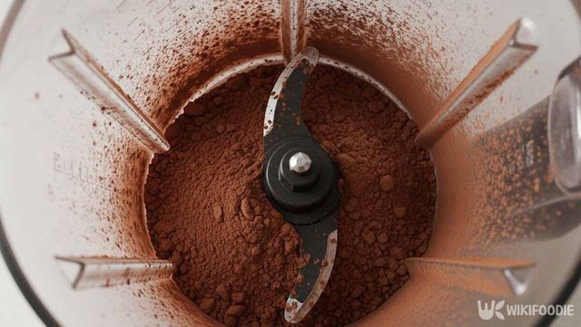 구운 치커리 뿌리를 믹서기에 가는 사진. / 위키푸디