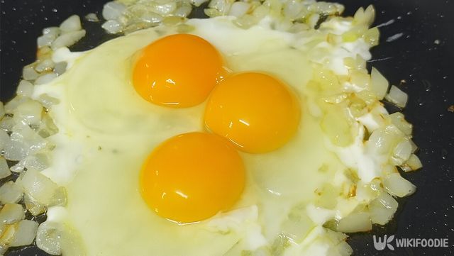 계란케첩덮밥 만드는 자료 사진. / 위키푸디