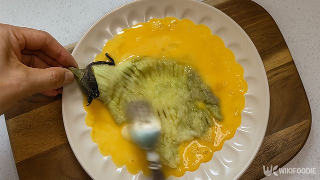 가지를 계란 물에 뭍히는 자료 사진. / 위키푸디