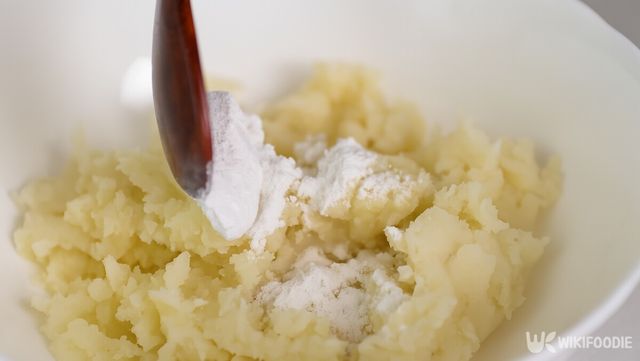 으깬 감자에 감자 전분을 넣는 자료 사진. / 위키푸디