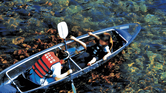 장호 어촌 체험 마을 투명 카누 사진. / 한국관광공사