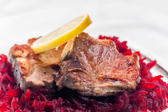 스테이크에 곁들인 비트 라페 자료사진. / Richard Semik-shutterstock.com