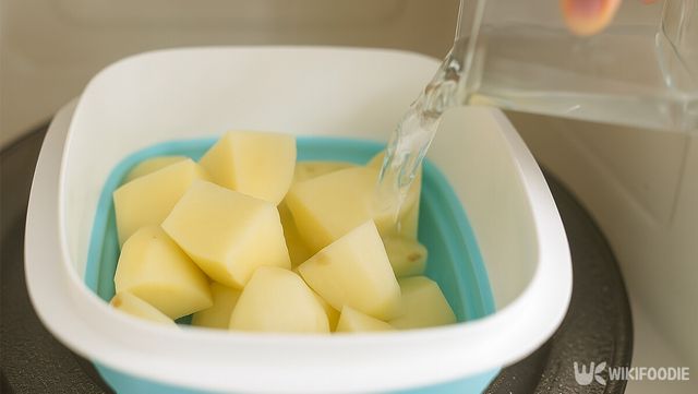 감자를 썰어 물을 넣는 자료 사진. / 위키푸디