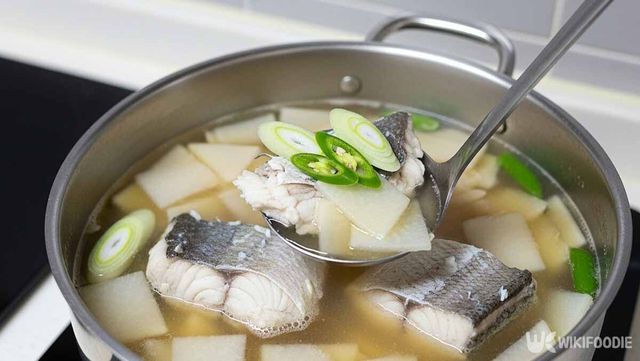 민어탕에 재료를 모두 넣고 끓인 사진. / 위키푸디
