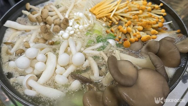 버섯닭백숙 자료 사진. / 위키푸디