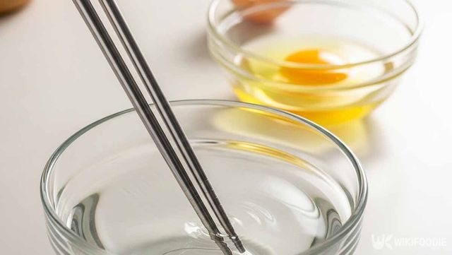 달걀 껍데기를 빼기 위해 젓가락에 물을 묻히는 사진. / 위키푸디