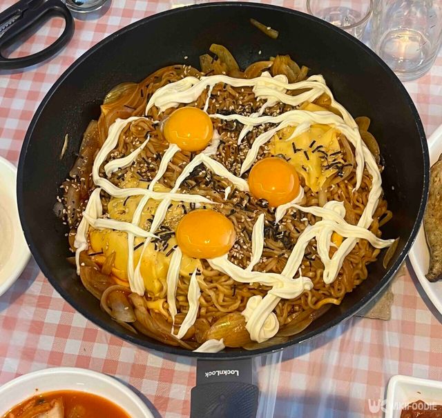 tvN 예능 '뿅뿅 지구 오락실3' 레시피로 끓인 불닭볶음면 사진. / 위키푸디