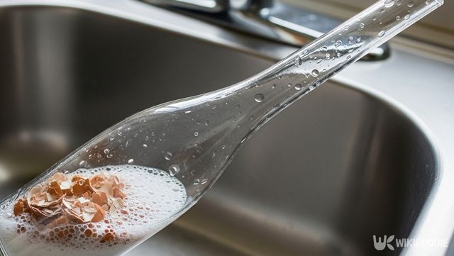 유리병에 달걀 껍데기와 세제를 넣고 섞는 사진. / 위키푸디