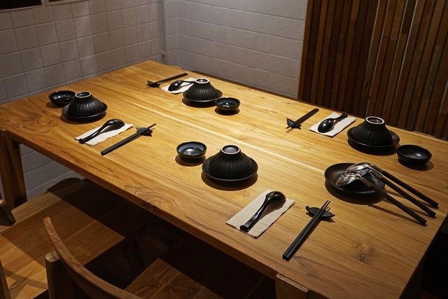 식탁 위에 놓여 있는 수저 / chettarin-shutterstock.com