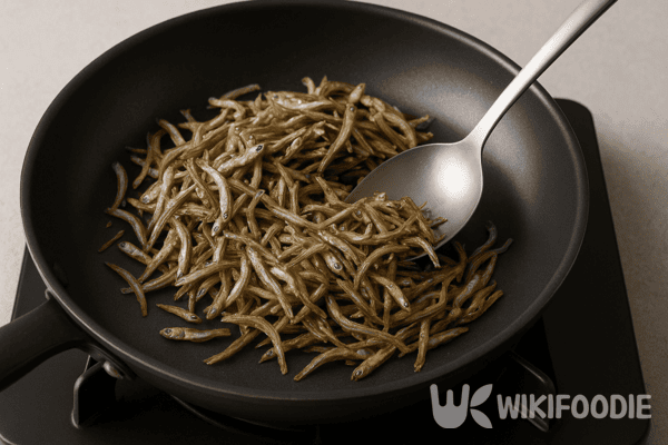 멸치를 팬에 볶는 사진 / 위키푸디