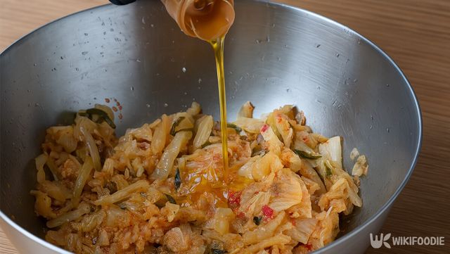 묵은지를 잘게 다져 들기름과 섞는 자료 사진. / 위키푸디