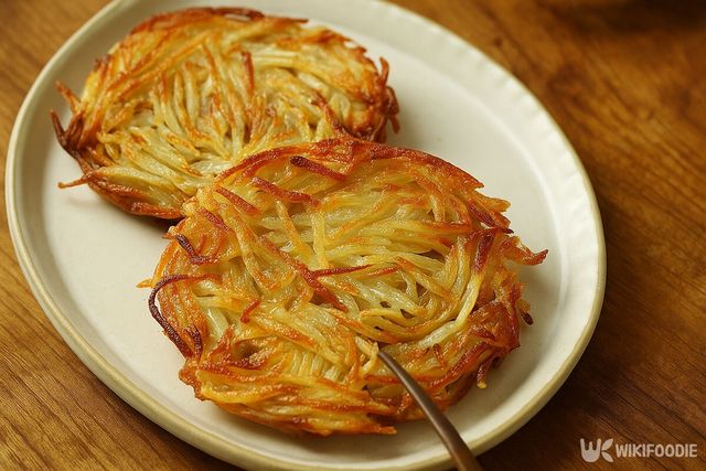 바삭한 감자채전 자료사진. / 위키푸디