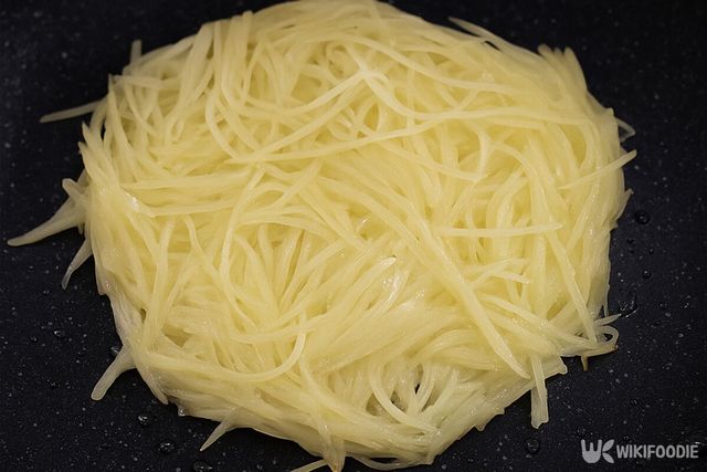 얇게 펼친 감자채전. / 위키푸디