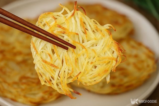 바삭한 감자채전 자료사진. / 위키푸디