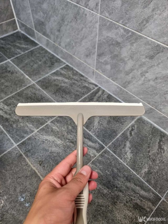 다이소에서 구매한 우리 집 욕실 스퀴즈. / 위키푸디