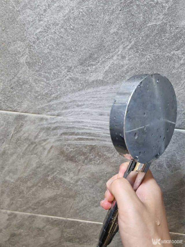 샤워 후 벽면에 찬물을 뿌리는 모습. / 위키푸디