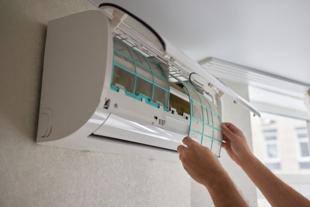 에어컨 필터를 교체하는 모습 / Vershinin89-shutterstock.com