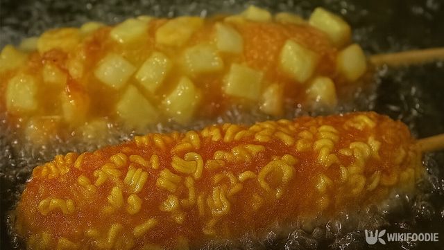 핫도그를 튀기는&nbsp; 자료 사진. / 위키푸디