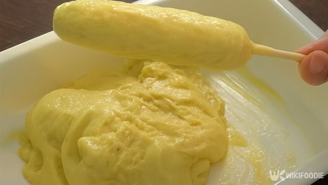 핫도그 반죽을 입히는 자료 사진. / 위키푸디