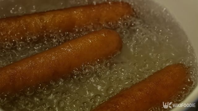 소시지를 데치는 자료 사진. / 위키푸디