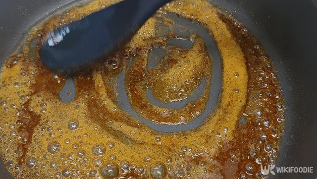 양념장을 조리는 자료 사진. / 위키푸디