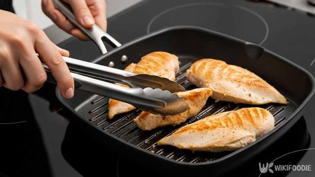 후추를 뿌린 닭가슴살을 굽고 있는 사진. / 위키푸디