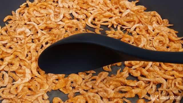 건새우를 볶는 자료 사진. / 위키푸디