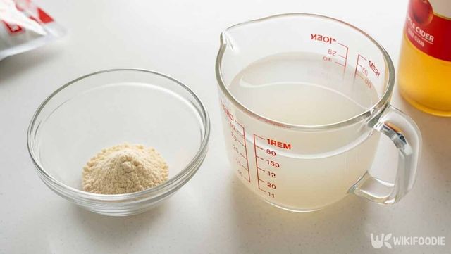 분말스프로 차가운 육수를 만드는 사진. / 위키푸디