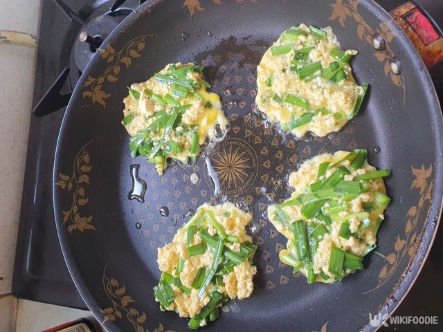 계란두부부추전 자료 사진. / 위키푸디