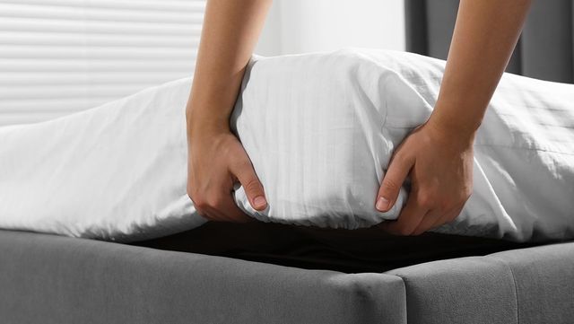 매트리스 커버를 씌우는 모습 / New Africa-shutterstock.com