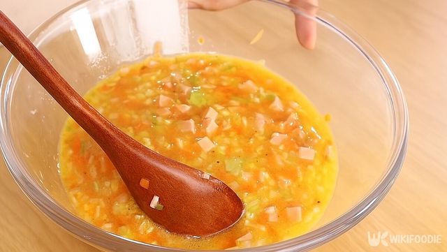 계란물을 만든는 자료 사진. / 위키푸디