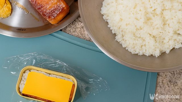 스팸무스비를 만드는 자료 사진. / 위키푸디