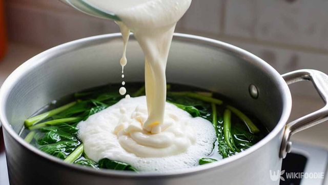냄비에 묽게 푼 밀가루를 붓는 사진. / 위키푸디