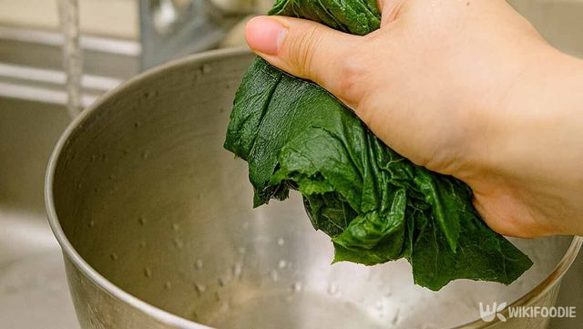호박잎을 물에 세척하는 사진. / 위키푸디