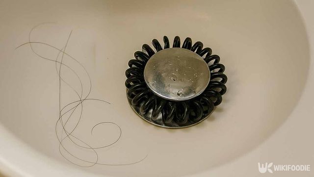 세면대 배수구에 스프링 머리끈을 끼운 사진. / 위키푸디