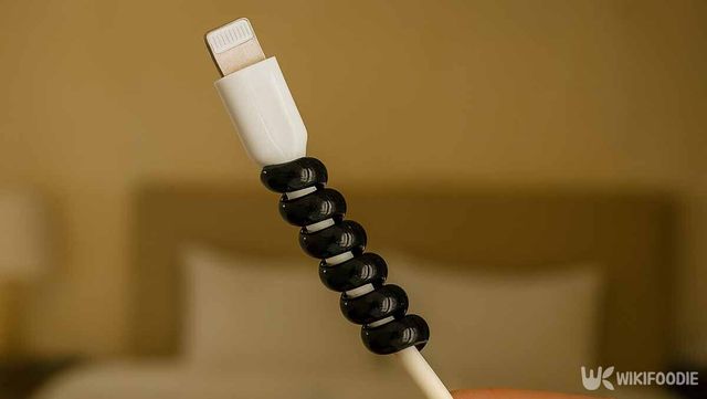 충전기 선에 스프링 고무줄을 끼운 사진. / 위키푸디