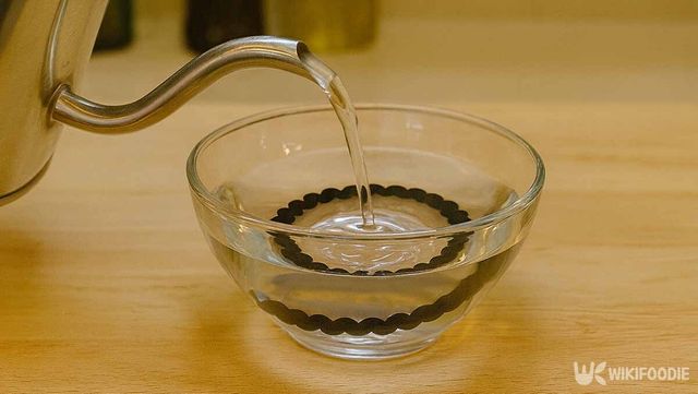 뜨거운 물에 늘어난 스프링 머리끈을 넣은 사진. / 위키푸디