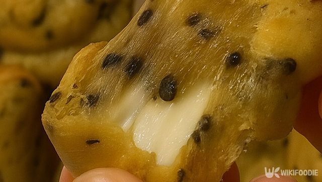 치즈가 들어간 고구마 깨찰빵 자료 사진. / 위키푸디