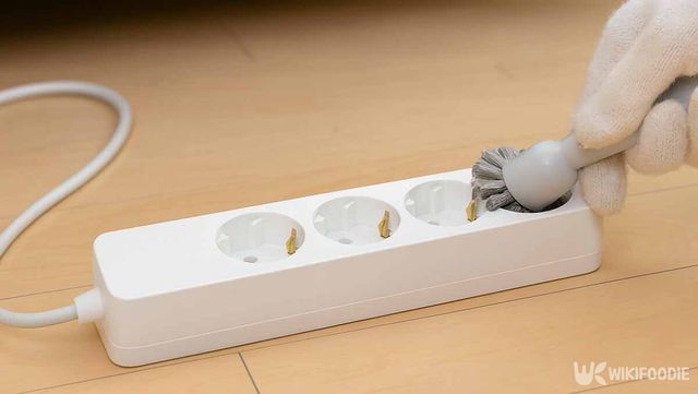 굵은 청소용 솔로 멀티탭의 먼지를 털어내는 사진. / 위키푸디