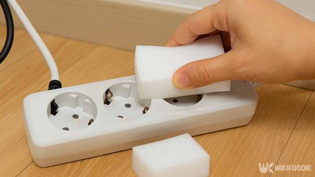 매직블록으로 멀티탭 표면을 닦는 사진. / 위키푸디