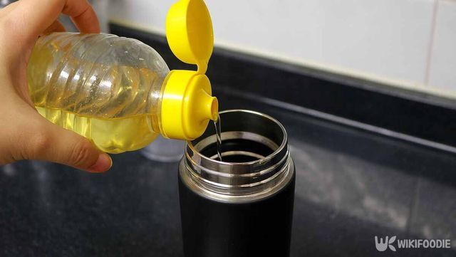 텀블러 안에 식초를 넣는 사진. / 위키푸디